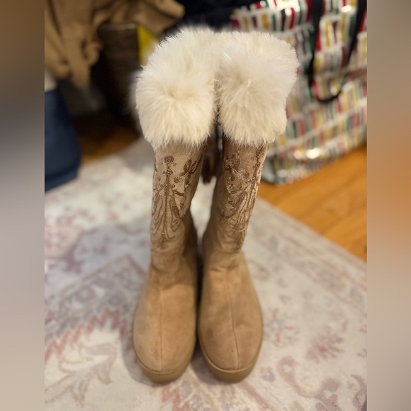 Clark’s Suede Embroidered Boots with Rabbit Fur - Picture 2 of 10